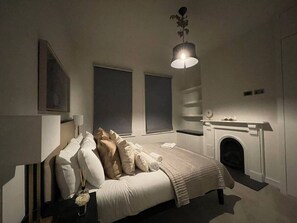 4 bedrooms, desk, iron/ironing board, WiFi