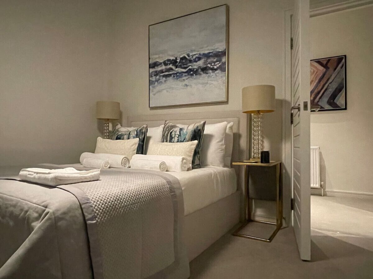 4 bedrooms, desk, iron/ironing board, WiFi