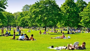 A park with people relaxing on the grass. - Beautiful Notting Hill Apt (Greater London)