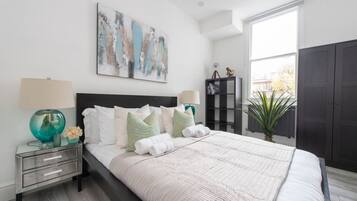 2 dormitorios, escritorio, tabla de planchar con plancha y wifi