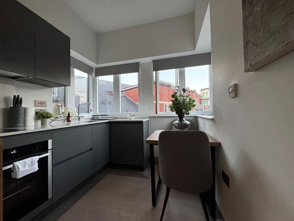 Een koelkast, een magnetron, een oven, een kookplaat