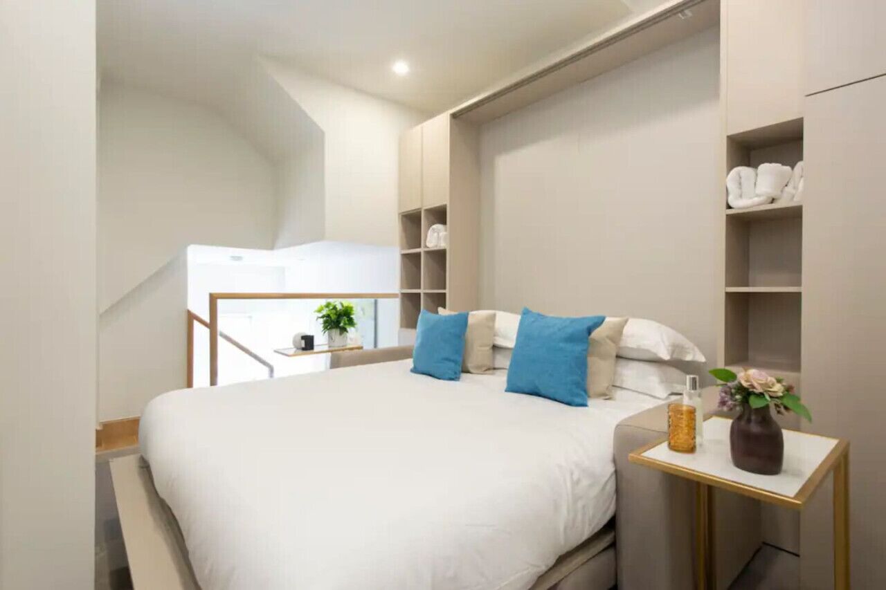 Escritorio, tabla de planchar con plancha, wifi y ropa de cama