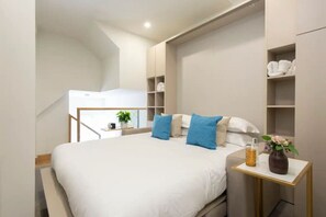 Desk, iron/ironing board, WiFi, bed sheets