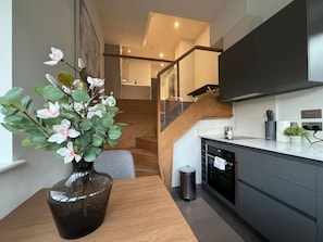 Køleskab, mikrobølgeovn, ovn, kogeplade