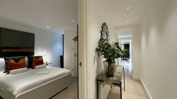 2 bedrooms, desk, iron/ironing board, WiFi