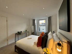 2 bedrooms, desk, iron/ironing board, WiFi