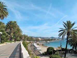 Platja a a prop