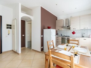 Kühlschrank, Ofen, Geschirrspüler, Kochgeschirr/Geschirr/Besteck