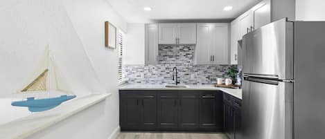 Een koelkast, een magnetron, een oven, een kookplaat