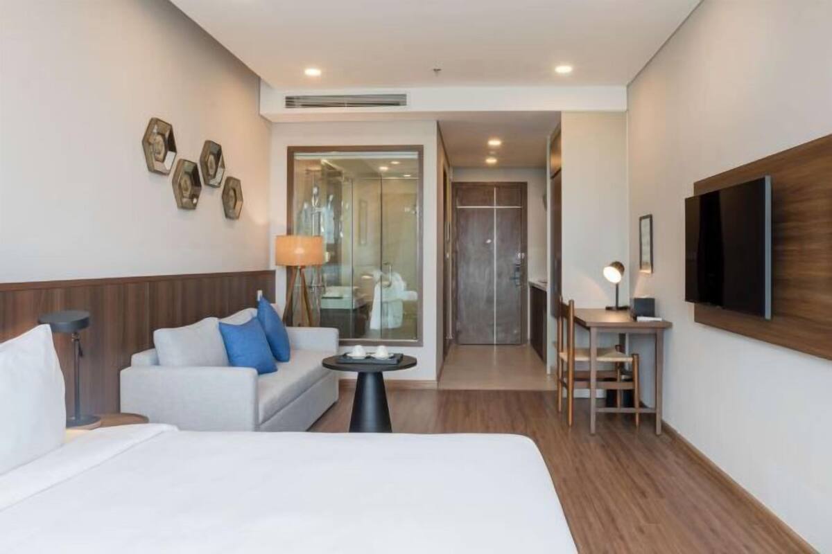 Ropa de cama de alta calidad, cubrecamas, minibar y escritorio