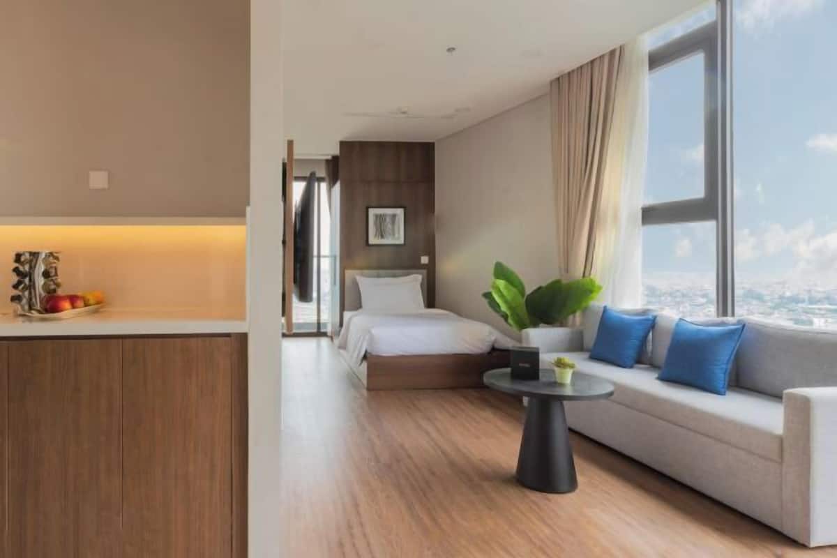 Ropa de cama de alta calidad, cubrecamas, minibar y escritorio