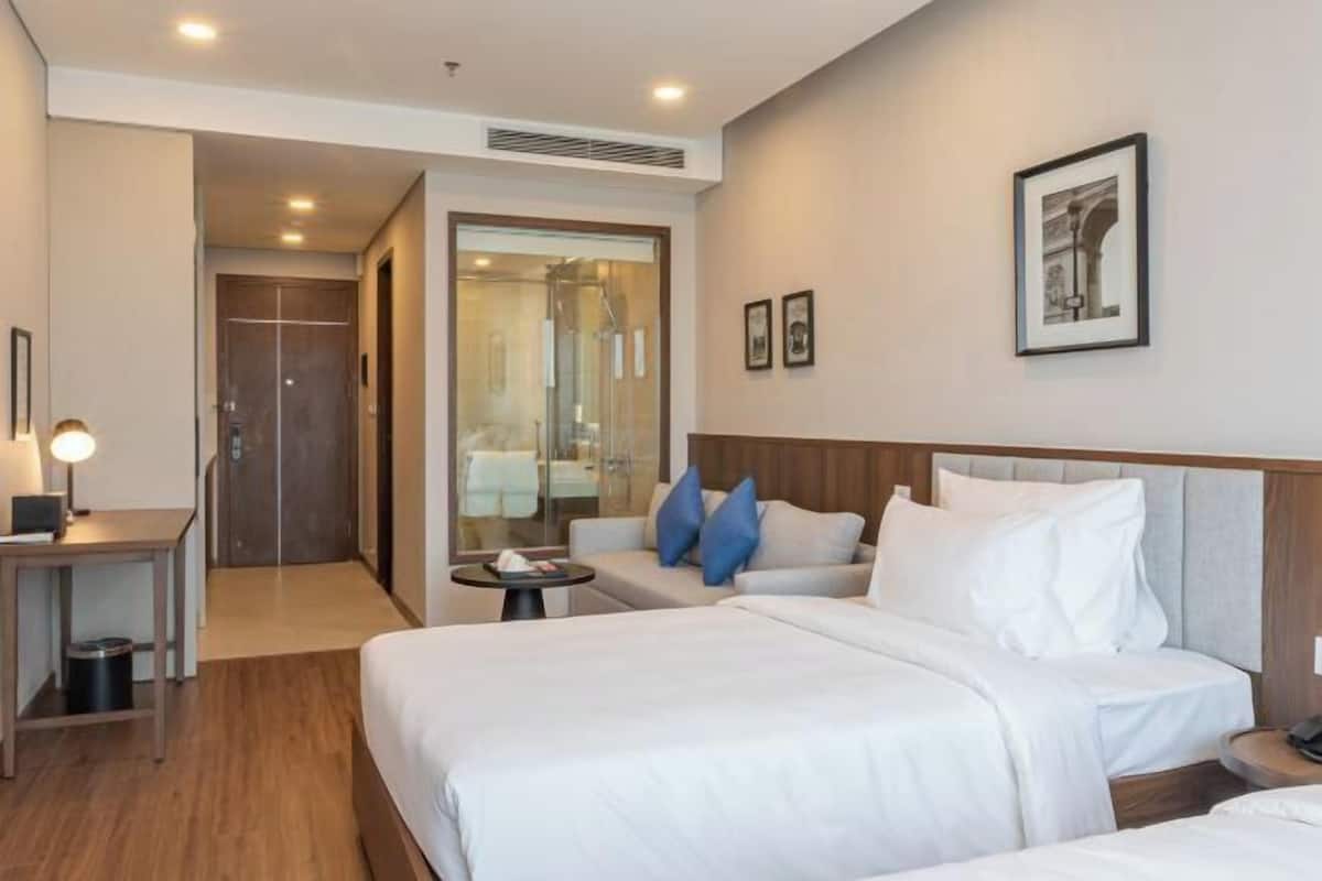 Ropa de cama de alta calidad, cubrecamas, minibar y escritorio