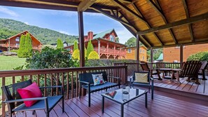 Terrace/patio - Elk Ridge Inn - Cozy 2 BR, 2BA Log Home (Maggie Valley)