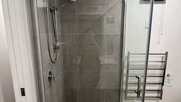Haartrockner, HandtĂŒcher, Seife, Shampoo