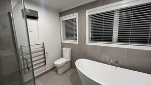 Hair dryer, towels, soap, shampoo - Private Room in Homestay (Ashhurst)