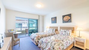 2 quartos, ferros/tábuas de passar roupa, roupa de cama