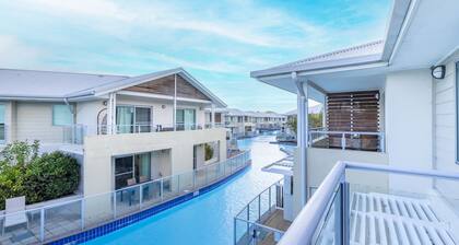 Pacific Blue 244, 255 Sandy Point Rd - pool, aircon, linen and resort features