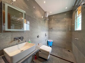 Shower, towels, soap, shampoo - CosmicStays Lilac Villa Luxury Villa  (Paud)