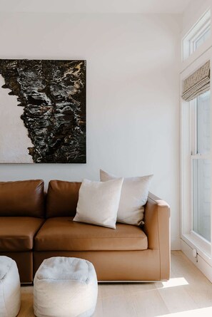 Télévision, chaîne hi-fi, espaces bureaux