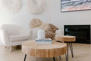 Een televisie, een stereo en een kantoor