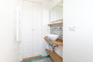 Bathroom - Alessia's Flat - Sarpi 5 (Milan)