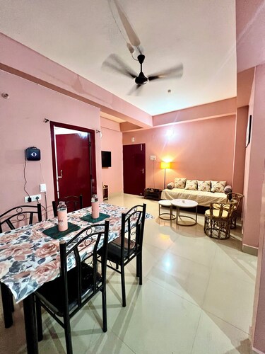 Primrose - Aesthetic 2-bedroom condo with WiFi, AC with balcony