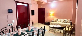 Primrose - Aesthetic 2-bedroom condo with WiFi, AC with balcony