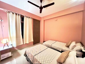 2 Schlafzimmer, Schreibtisch, Bügeleisen/Bügelbrett, WLAN