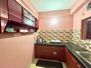 Kühlschrank, Herdplatte, Wasserkocher mit Kaffee-/Teezubehör