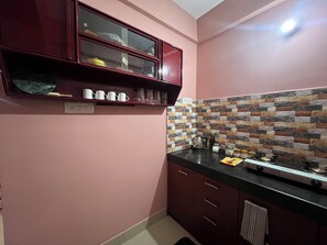 Fridge, stovetop, coffee/tea maker, cookware/dishes/utensils