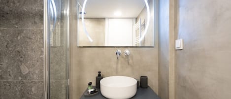Douche, séchoir à cheveux, serviettes fournies