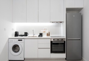 Kjøleskap, ovn, kaffetrakter/tekoker og brødrister