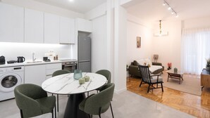 Um apartamento moderno com cozinha, sala de jantar e sala de estar.