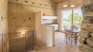 Apartemen, pemandangan kebun | Dapur pribadi | Lemari es dan peralatan masak/sendok-piring