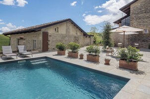 Una piscina al aire libre de temporada