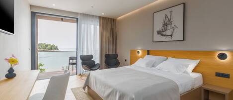 Kahden hengen huone, parveke, merinäköala | Minibaari, työpöytä, kannettavalle tietokoneelle sopiva työtila