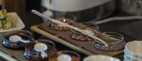 Una bandeja con diferentes condimentos y una cafetera.