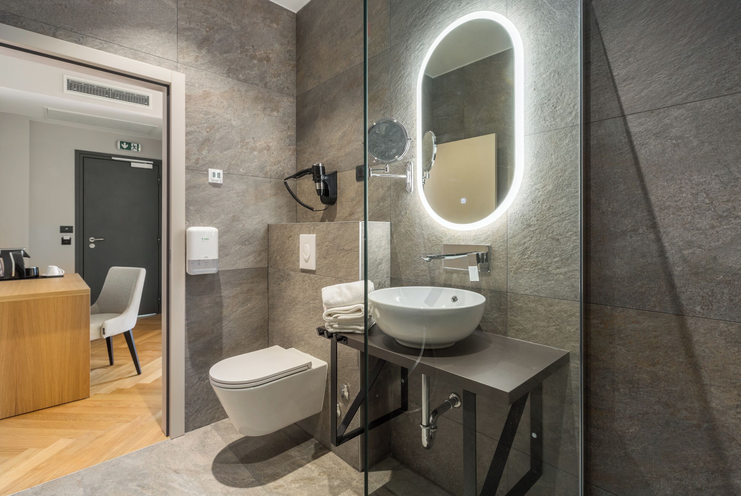Deluxe tweepersoonskamer, balkon, uitzicht op tuin | Badkamer | Een douche, een haardroger, handdoeken, zeep