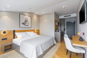 디럭스 더블룸, 발코니, 바다 전망 | 미니바, 책상, 노트북 작업 공간, 방음 설비