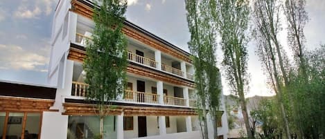 Vista frontal de la propiedad