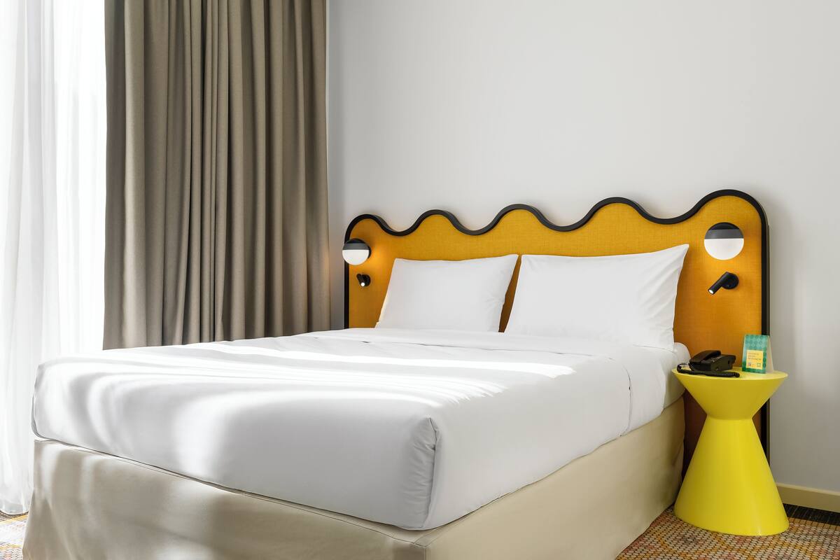 Standard Room, 1 Double Bed | Hypo-allergenic bedding available, minibar, in-room safe, desk