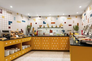 Dagelijks ontbijtbuffet (GEL 40 per persoon)