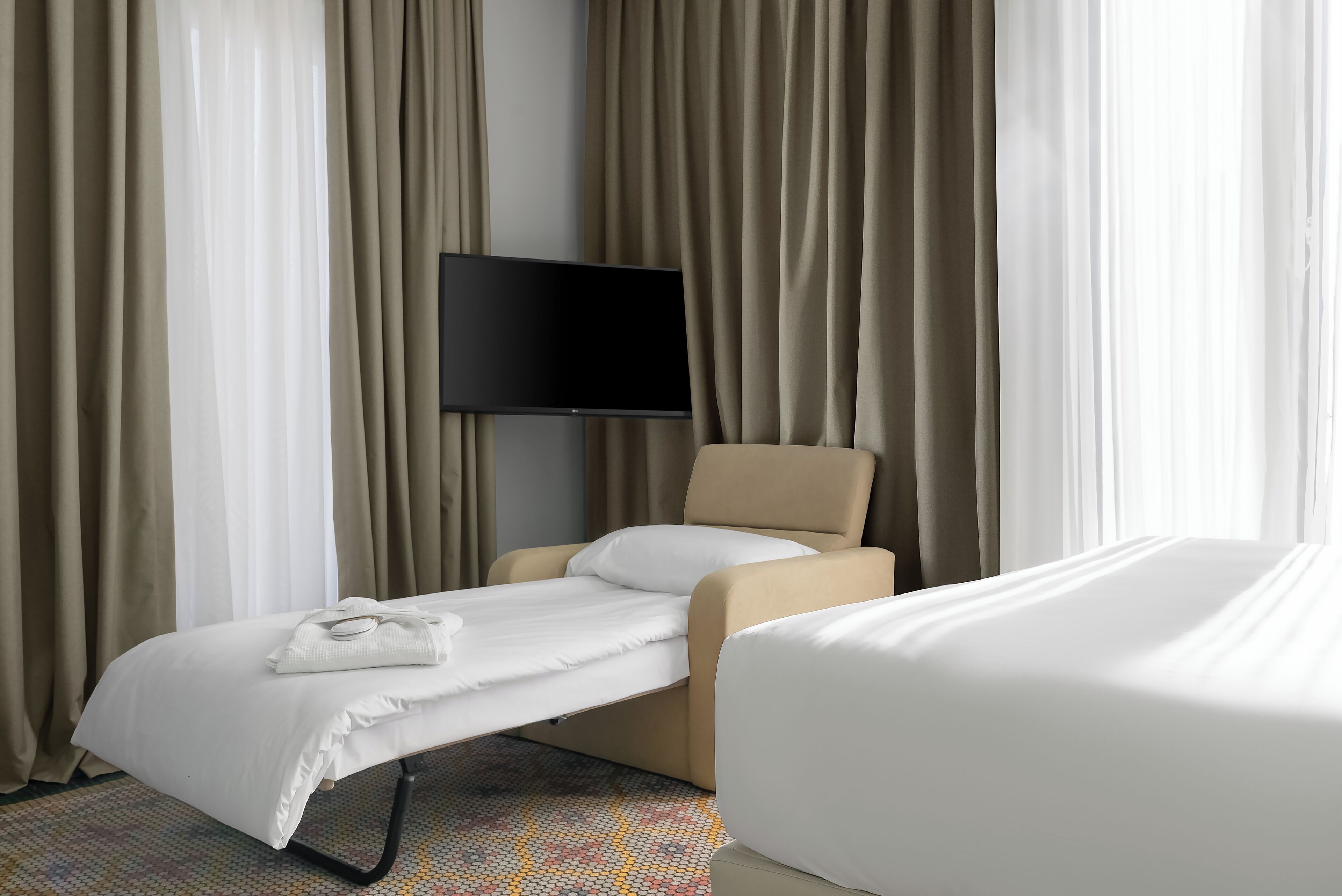 Premium Family room with Sofa Bed | Allergitestet sengetøy, minibar, safe på rommet og skrivebord