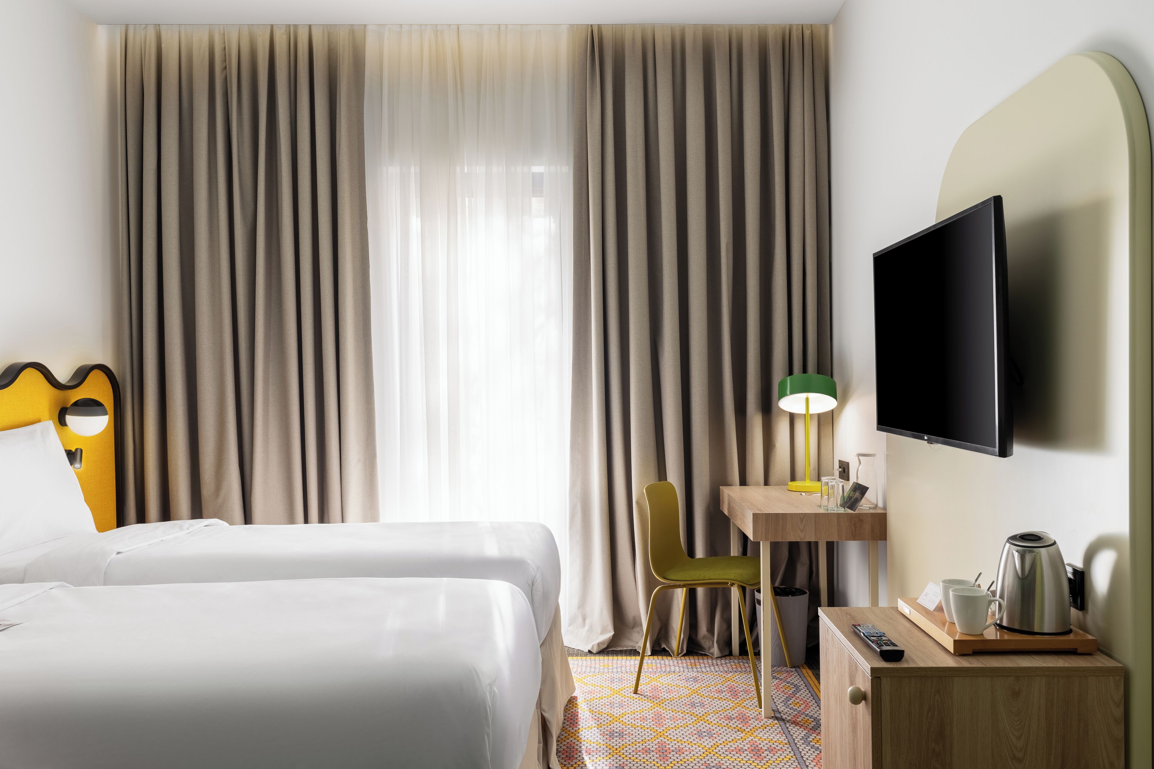 Habitación estándar con 2 camas individuales, 2 camas individuales | Ropa de cama hipoalergénica, minibar, caja fuerte y escritorio