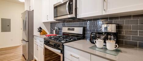 Frigorífico, microondas, horno y placa de cocina