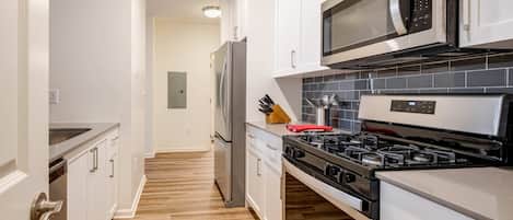 冷蔵庫、電子レンジ、オーブン、コンロ