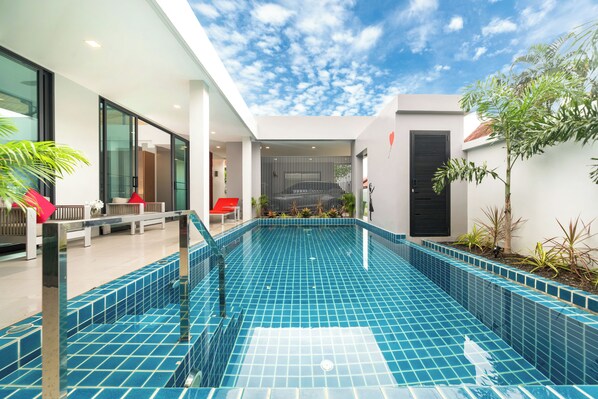 Outdoor pool, pool loungers - Unique Style 2BR Pool Villa DannyLys (Rawai)