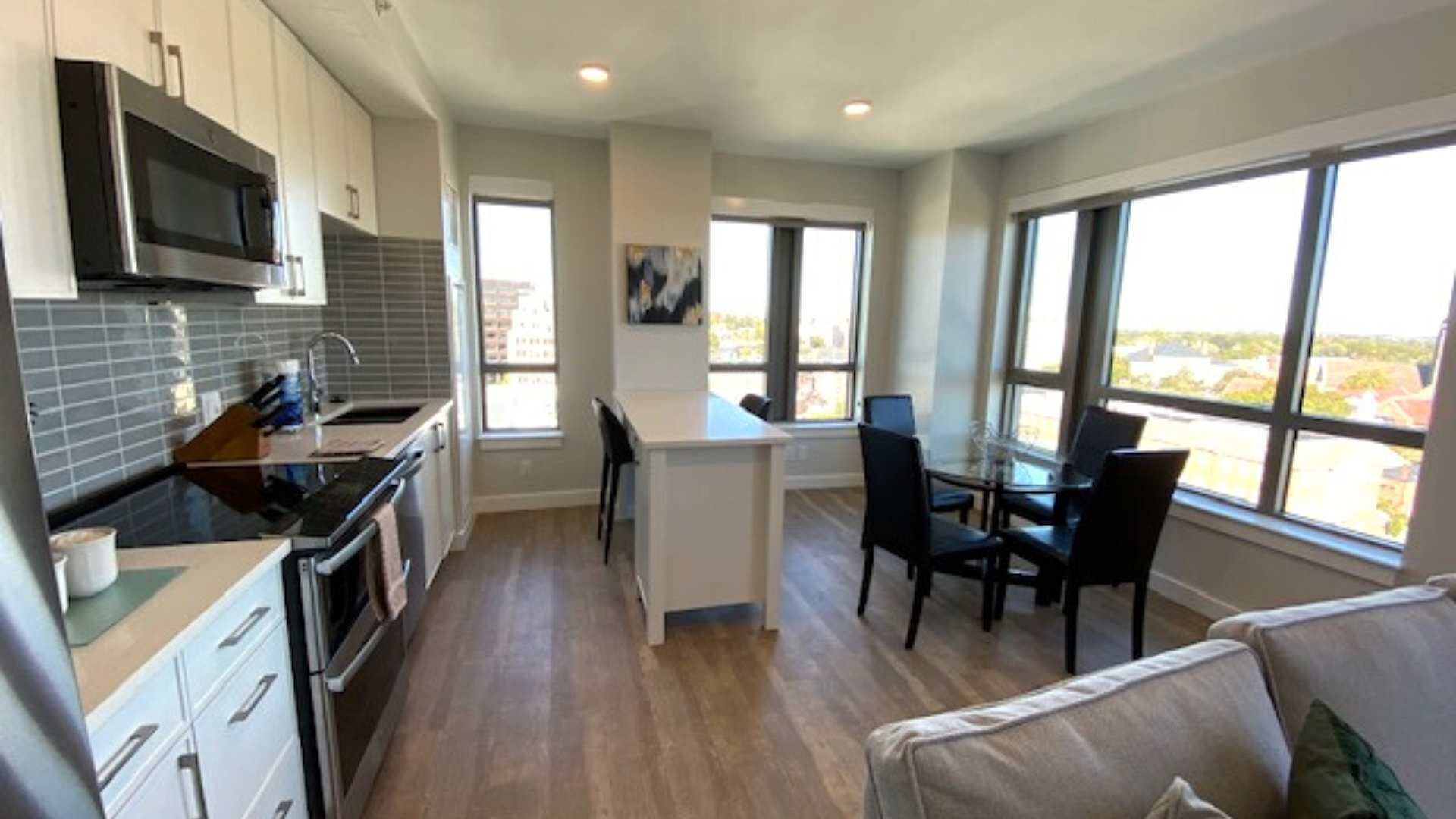 Køleskab, mikrobølgeovn, ovn, kogeplade