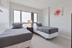 2 bedrooms, desk, iron/ironing board, WiFi - Spacious Apt Downtown (Quincy)