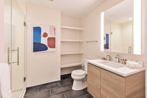 シャワー、ヘアドライヤー、タオル